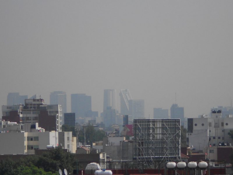 Byggnader i södra Mexico City som täcks av smog.