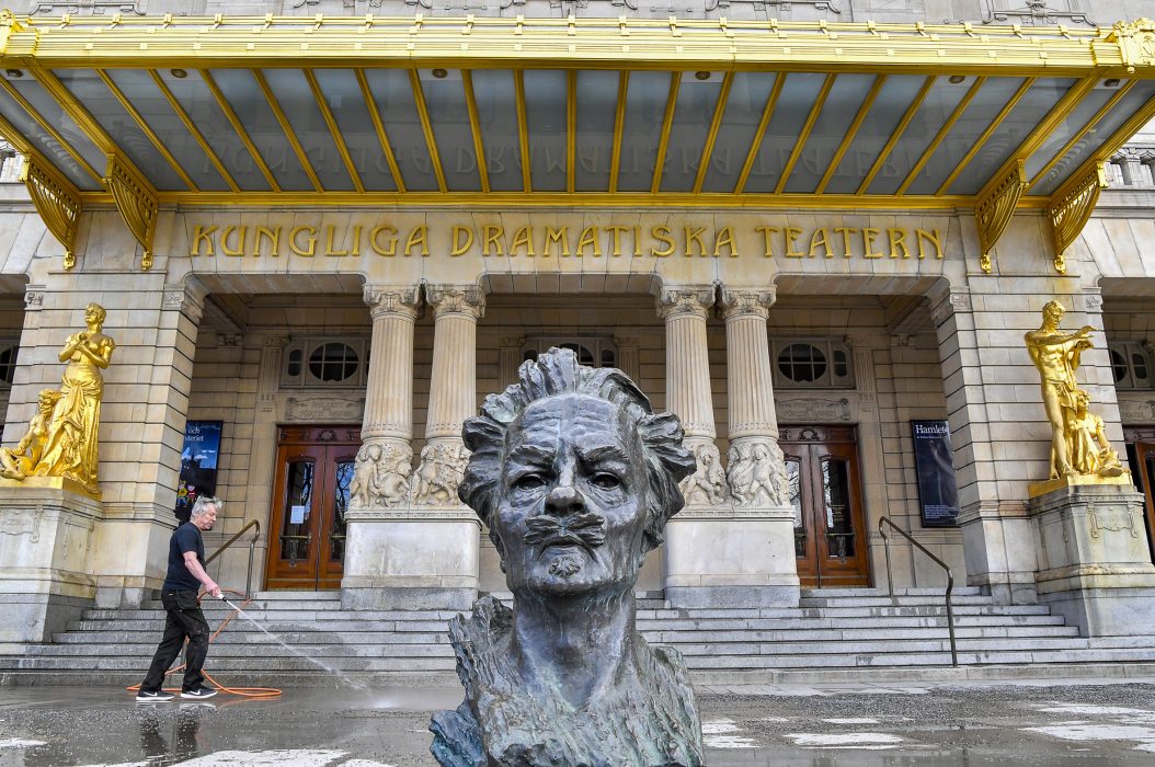 "Ta chansen att göra rent hus med gubbigheten och göra Dramaten till en levande scen i folkets tjänst", skriver Jerker Jansson.
