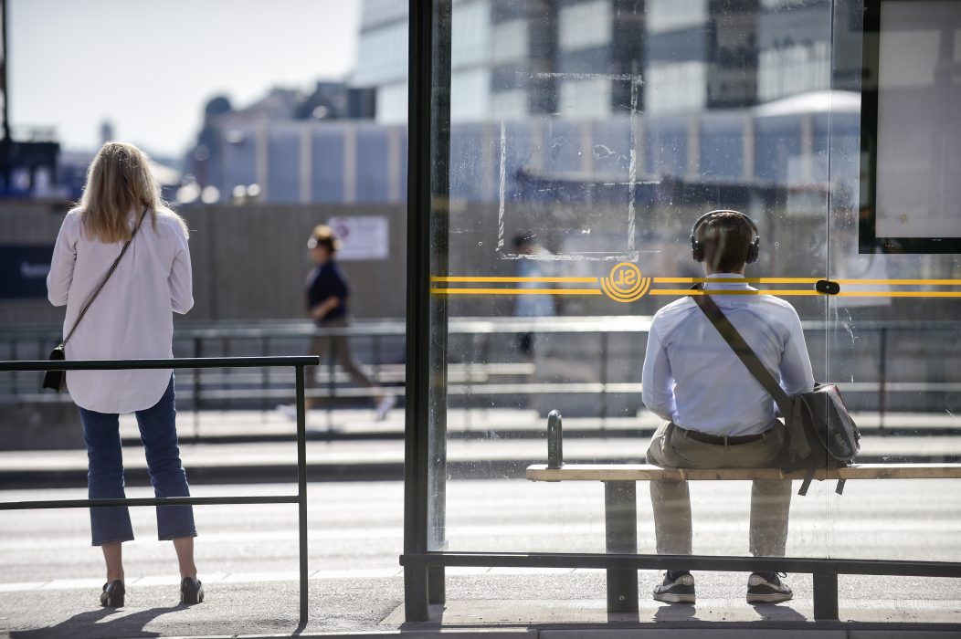 STOCKHOLM 20180713
Tv personer vid busshÂllplats.
foto: Hossein Salmanzadeh / TT kod 11860 Att alla som använder appen uppger både namn och telefonnummer bygger tillit mellan medlemmarna, menar Mattias Jägerskog, grundare till Skjutsgruppen