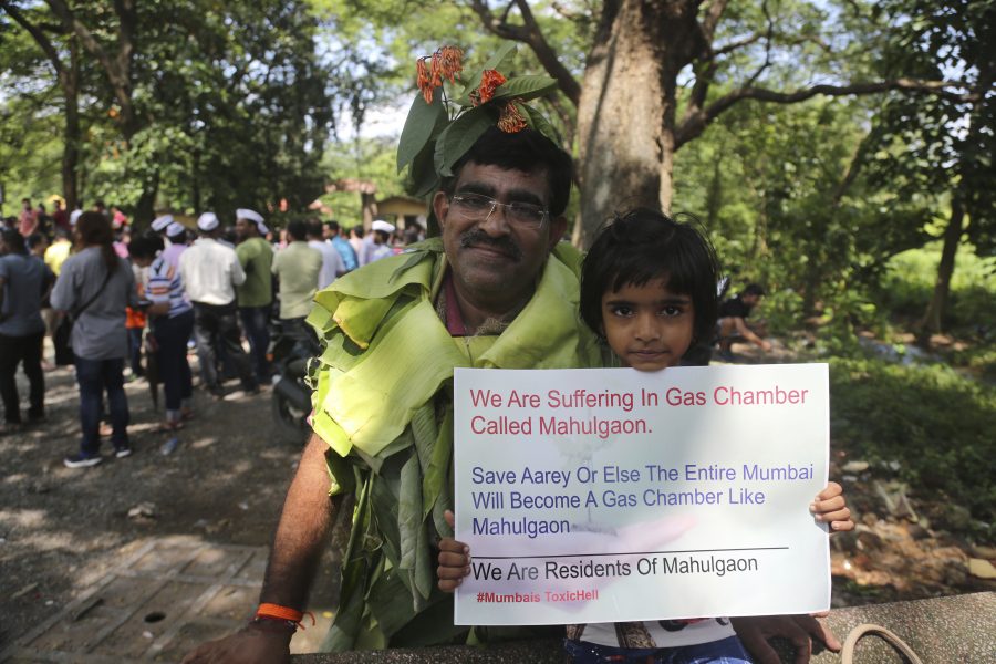 Aktivister under en protest i slutet av september mot förslaget att fälla närmare 3 000 träd för att göra plats för ett tågstall i Aarey Colony i Bombay.