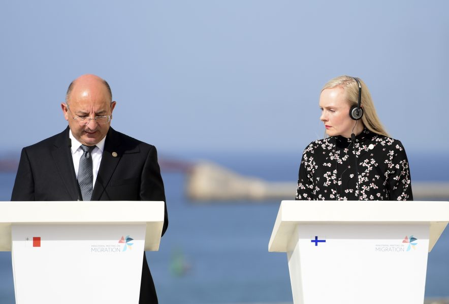 Maltas inrikesminister Michael Farrugia och Finlands Maria Ohisalo håller presskonferens i Valletta efter en uppgörelse om båtflyktingar på Medelhavet den 23 september.
