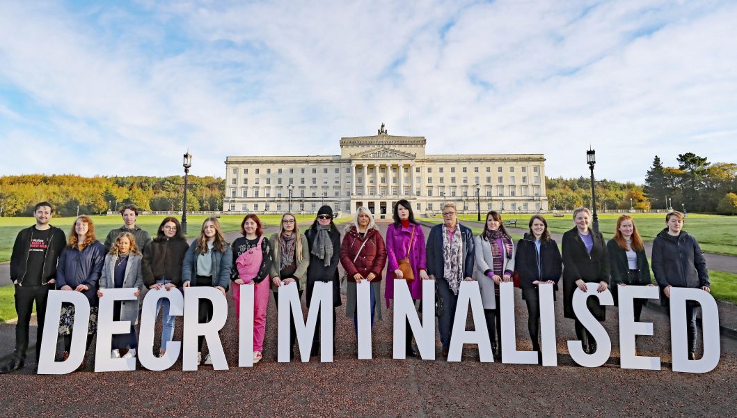 Aktivister som stöder de nya abortlagarna i Nordirland utanför den nordirländska parlamentsbyggnaden Stormont.
