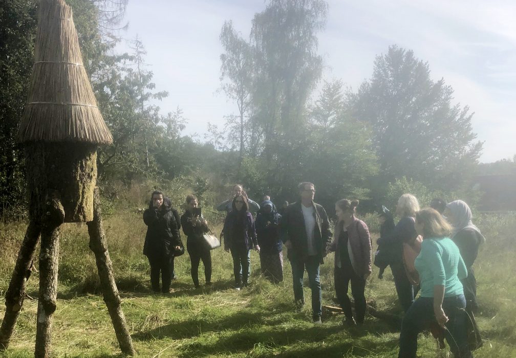 På en kurs i vegansk apikultur med Hannes Bonhoff, som är expert på vilda honungsbisamhällen, byggdes en biholk