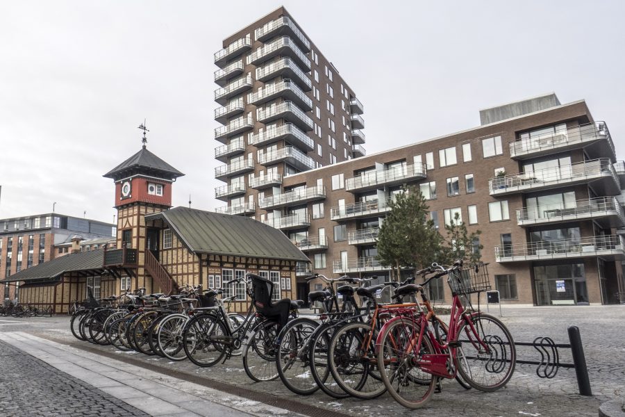 Många personer cyklar i Köpenhamn.