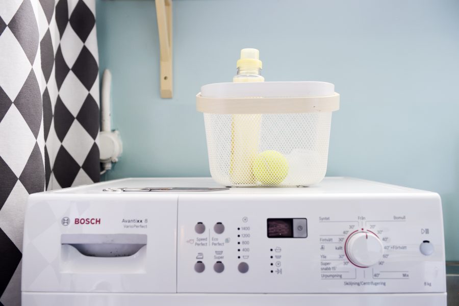 En egen tvättmaskin är för många en självklarhet, men många i Europa lever i sådan materiell fattigdom att ett köp är uteslutet.
