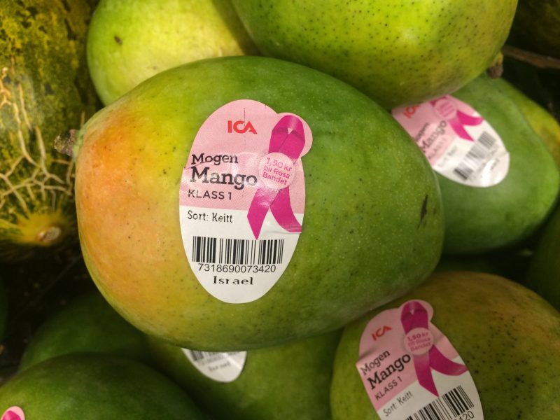 Ica får kritik för att de säljer mango från Israel till förmån för Cancerfonden.