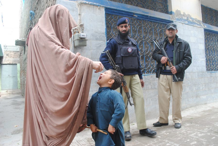 Antalet poliofall har minskat med över 99 procent i världen sedan 1988 men viruset sprids fortfarande i Pakistan och Afghanistan där 102 personer har smittats i år Foto: Ashfaq Yusufzai/IPS.