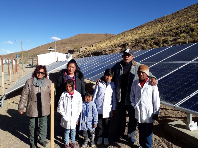 Bybor i den lilla orten San Francisco, Argentina, bredvid de solpaneler som började producera el i början av oktober.