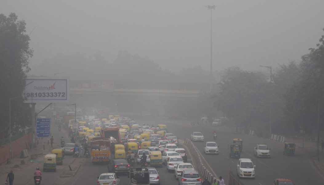 Bilar i ett smoghärjat Delhi i söndags.