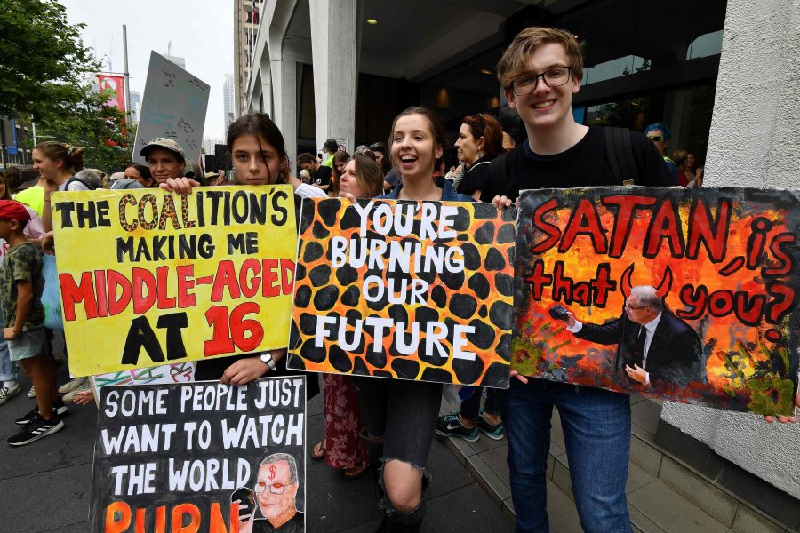 Dagens stora klimatstrejker har inletts i delar av världen, bland annat i Sydney som täckts av rök efter de omfattande skogsbränderna.
