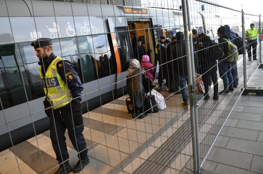 Flyktingar kliver av tåget vid Hyllie station utanför Malmö i januari 2016.