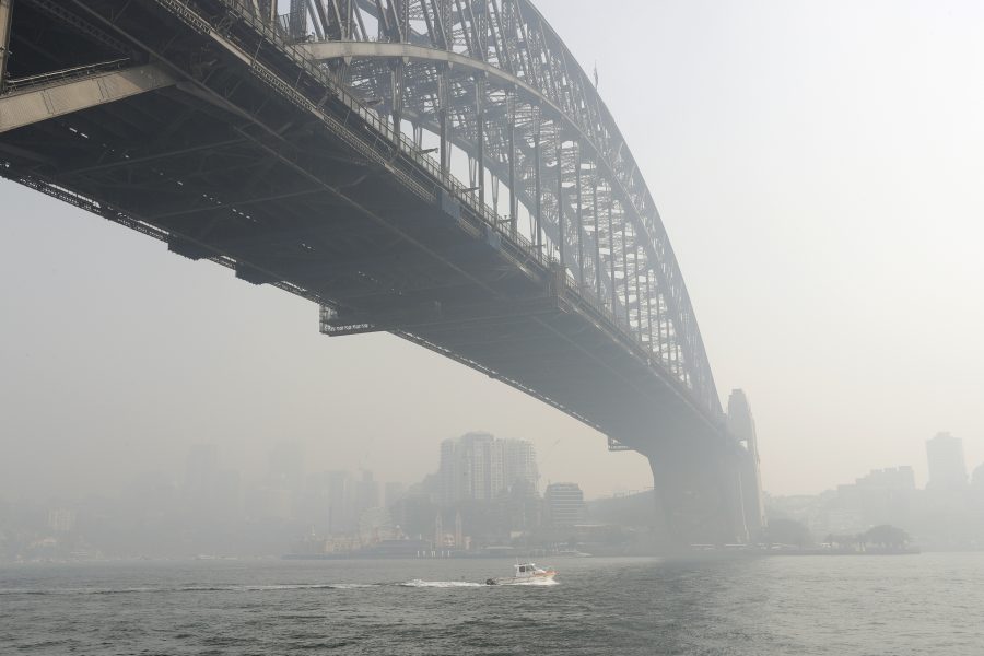 Röken ligger tät över Sydney den 21 november.