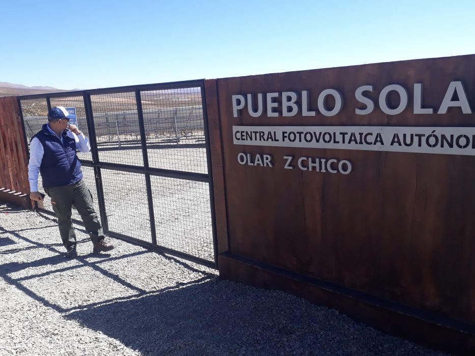Elbolagschefen Ernesto García står framför solcellsparken i Olaroz, den första byn i provinsen Jujuy som fick tillgång till el med hjälp av solkraft