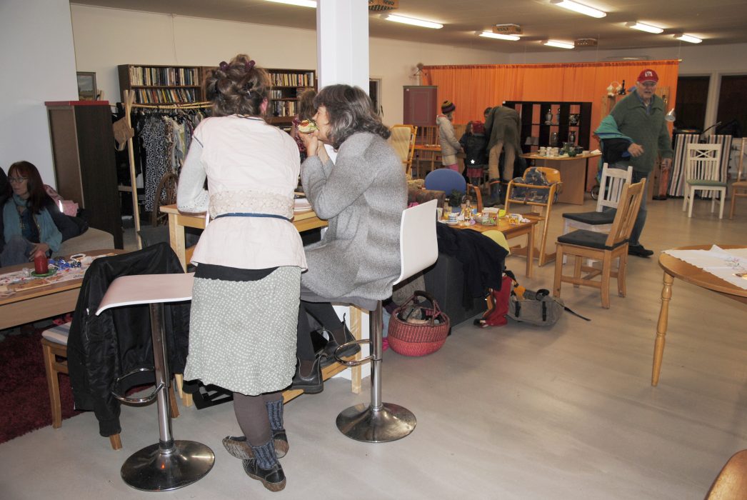 Invigningskvällen var välbesökt med många möten mellan bekanta och främlingar