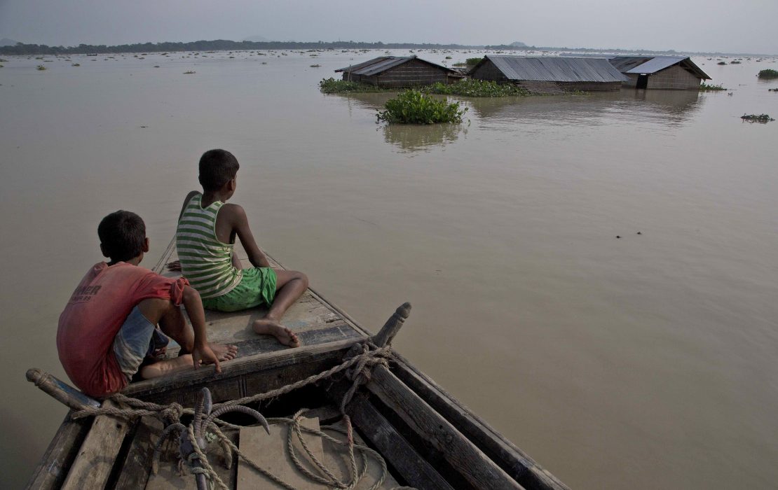 In this Aug. 15, 2017, file photo, flood affected villagers travel by boat in floodwaters in Morigaon district, east of Gauhati, northeastern state of Assam. Heavy monsoon rains have unleashed landslides and floods that killed hundreds of people in recent days and displaced millions more across northern India, southern Nepal and Bangladesh. Deadly landslides and flooding are common across South Asia during the summer monsoon season that stretches from June to September. (AP Photo/Anupam Nath, File) Enligt en rapport från biståndsorganisationen BRAC riskerar 27 miljoner människor i landet att drabbas av de stigande havsnivåerna till 2050