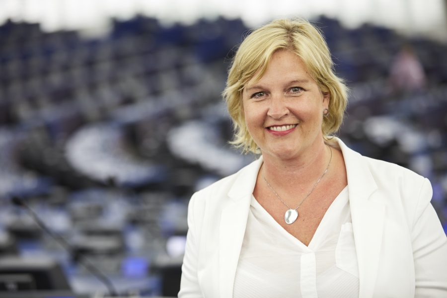 Liberalernas EU-parlamentariker Karin Karlsbro vill att hennes parti ska ta steget in i regeringen.