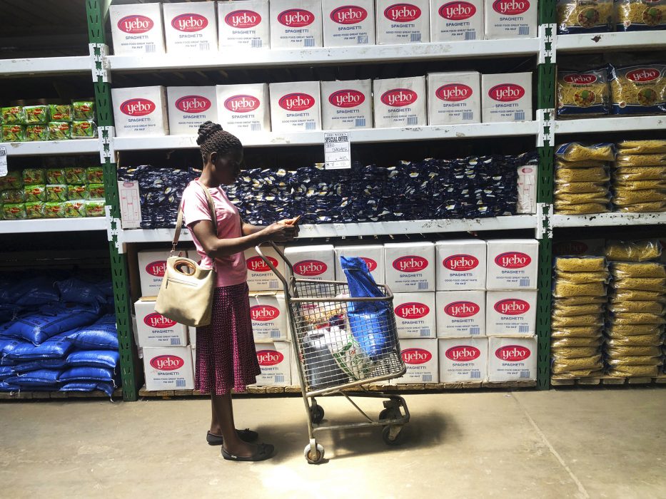A woman does a quick calculation on her phone before buying groceries at a shop in Harare, in this Wednesday, Oct, 9, 2019 photo. Hyperinflation is changing prices so quickly in the southern African nation that what you would see displayed on a supermarket shelf might change by the time you reach the checkout. (AP Photo/Tsvangirayi Mukwazhi) XTM101 Organisationen Grain varnar för att fokuset på några få berikade grödor kan leda till en undermålig och ensidig kost