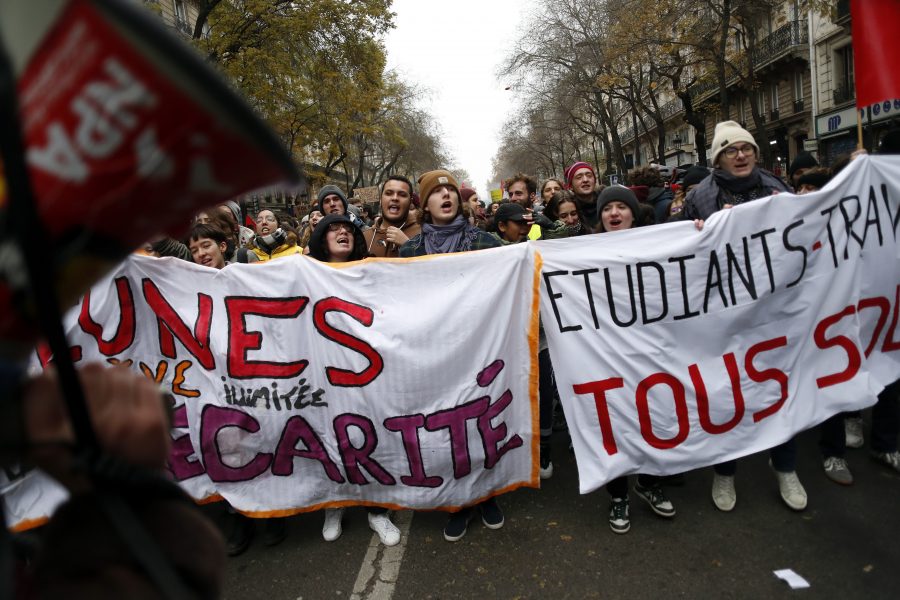 Minst ungefär 800 000 demonstrerade mot president Emmanuel Macrons föreslagna pensionsreform runt om i Frankrike.