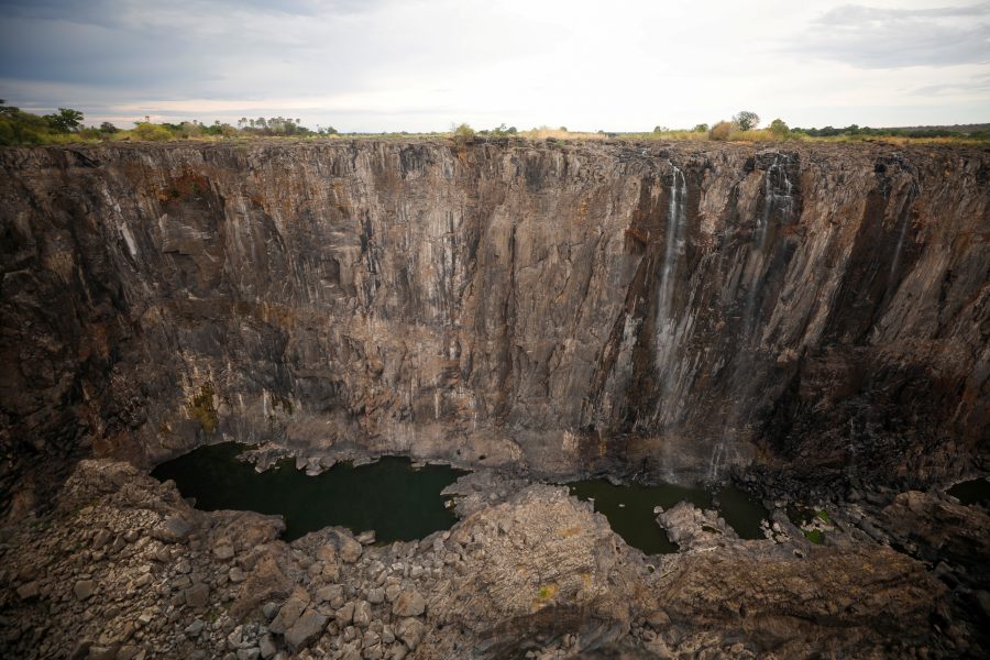Victoriafallen är ovanligt torra, vilket har fått Zambias president Edgar Lungu att mana till åtgärder mot klimatförändringarna.
