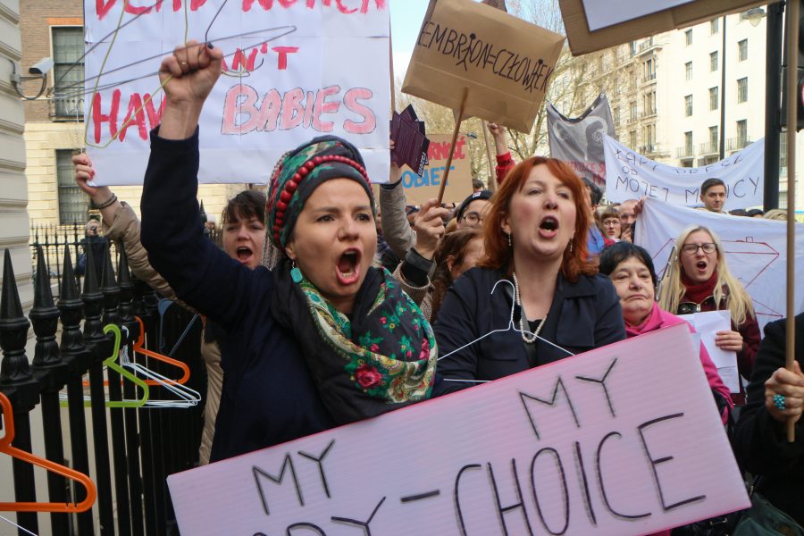 Protester utanför polska ambassaden i London mot anti-abort lagar 2016.
