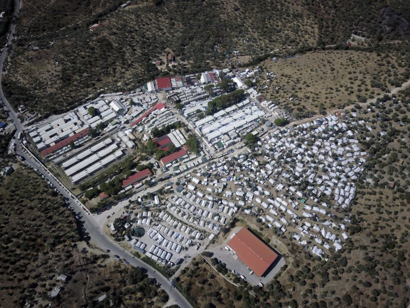En flygbild över flyktinglägret Moria på ön Lesbos, ett av Greklands största.