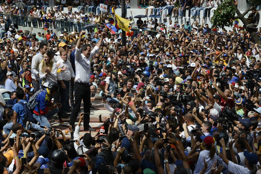 Oppositionsledaren Juan Guaido leder en protest mot regimen i Venezuela.