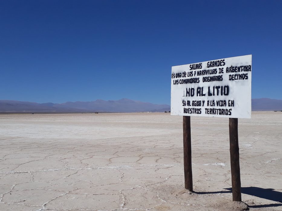 ”Nej till litium” står det på denna skylt som satts upp av ursprungsbefolkningarna i Salinas Grandes i nordvästra Argentina