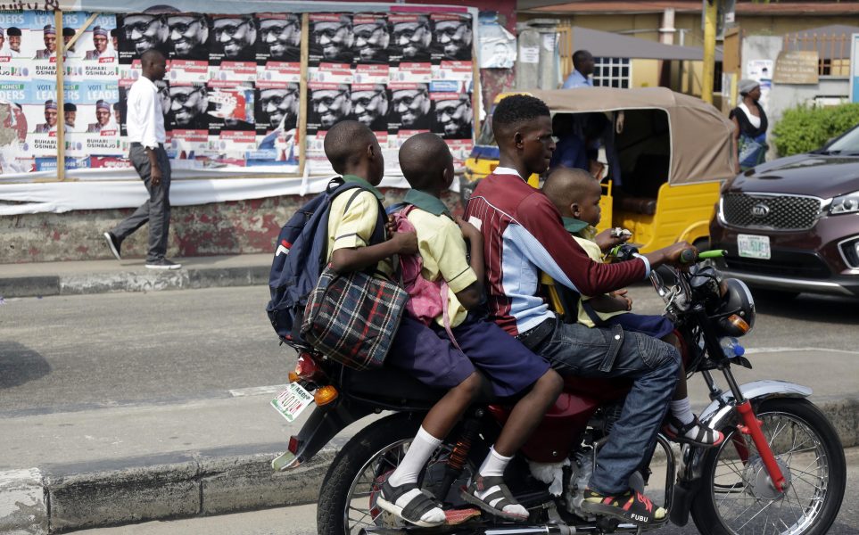 En motorcykeltaxi i Lagos, något som i framtiden kan bli en sällsynt syn.