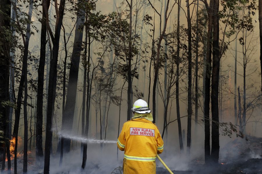 En brandman försöker begränsa en kontrollerad brand i Victoria under torsdagen.