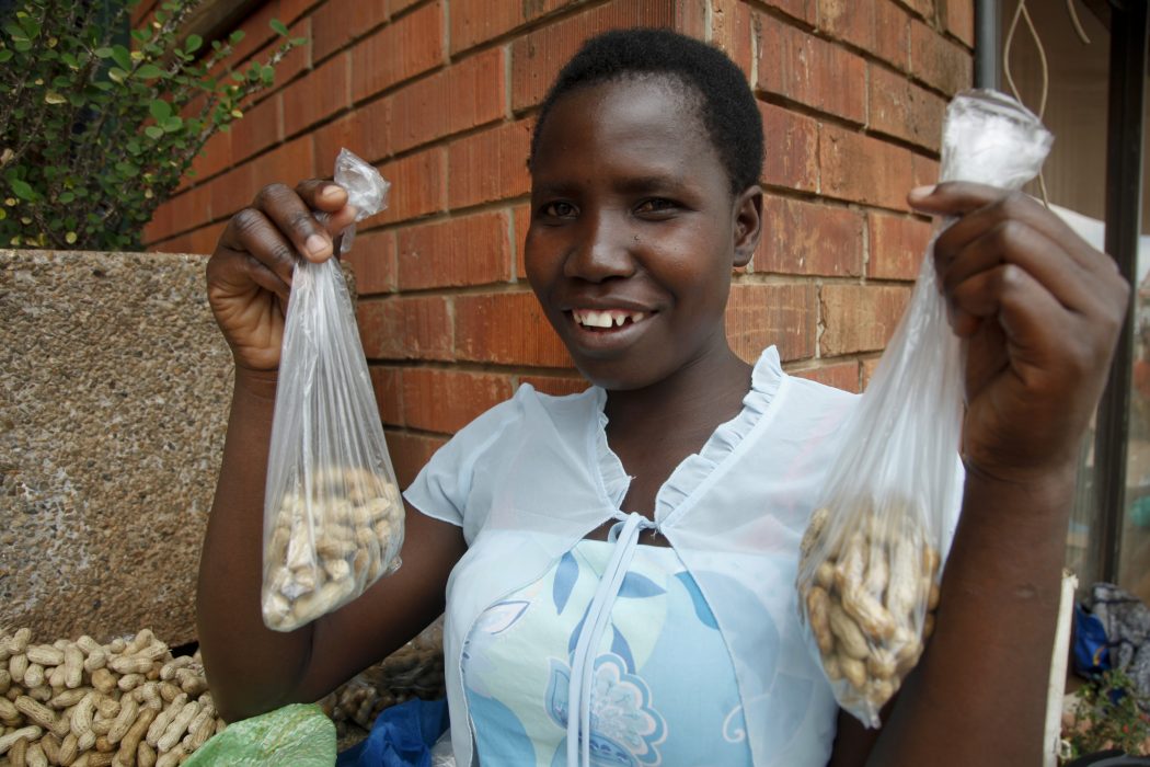 In this photo taken Saturday, Oct. 20, 2018, Irene Atenyo, 27, whose husband is involved with another woman, displays the boiled ground nuts she sells for a living on the streets of Kampala, Uganda. Millions of women across sub-Saharan Africa are still living in the complex relationships of polygamy, a centuries-old practice that once was the norm among African men seeking large families to cultivate land. (AP Photo/Stephen Wandera) Kvinnliga entreprenörer har mycket att vinna på satsningen där Afrikanska utvecklingsbanken deltar