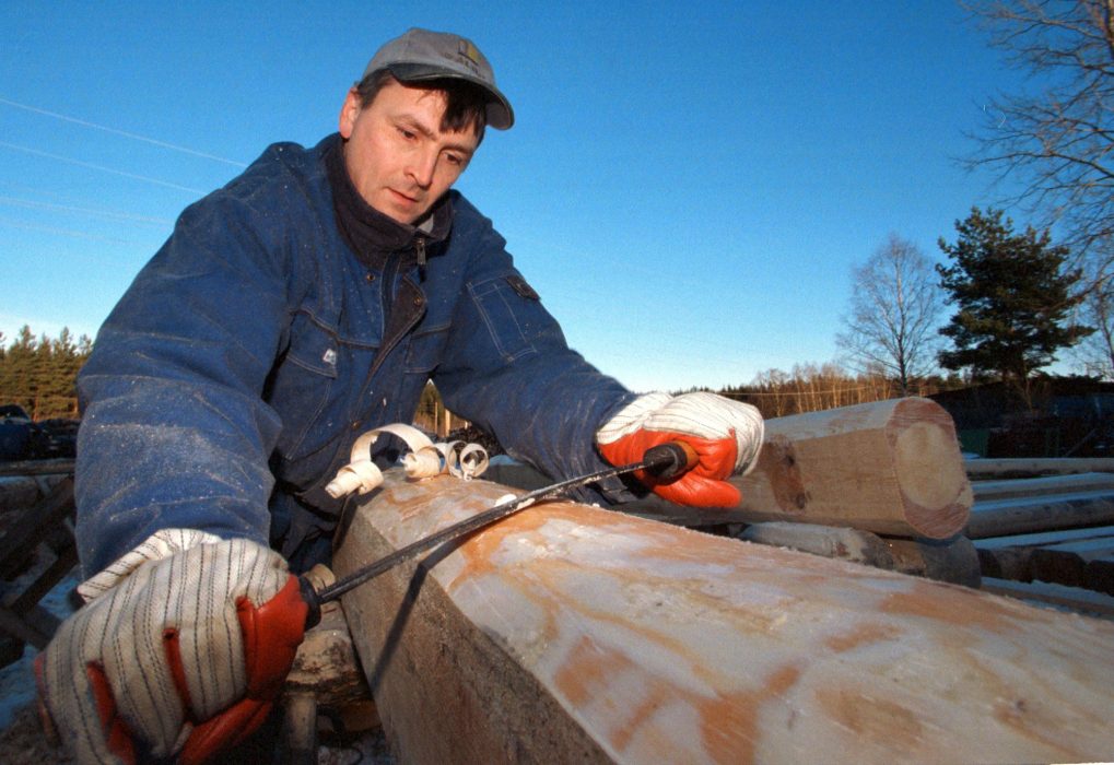 ©SCANPIX SWEDEN, 2001-01-12.
Mälardalens timmerhus, kooperativ förening.
Här ses en man jobba med att bygga ett timmerhus. Han hyvlar en stock.
Foto: Lasse Fredriksson/SCANPIX
Code: 72510 En kvällskurs i Luleå för dig som vill prova på knuttrimring