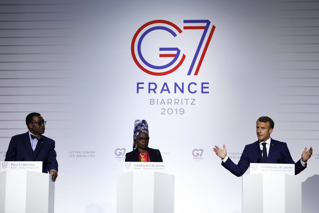 FILE - In this Sunday Aug. 25, 2019 file photo French President Emmanuel Macron, right, African Development Bank President Akinwumi Adesina, left, and UNICEF ambassador Angelique Kidjo attend a press conference on the situation in Sahel during the G7 summit in Biarritz, southwestern France. One of Africa's iconic artists, Kiddo, is the voice of a new project aimed at rewriting laws across the African continent that keep millions of women from becoming a more powerful economic force. (Ian Langsdon Pool via AP, File) JOH103 Satsningen AFAWA är ett program som startade förra året med syftet att minska riskerna för de kreditgivare som är beredda att ge lån till kvinnliga entreprenörer