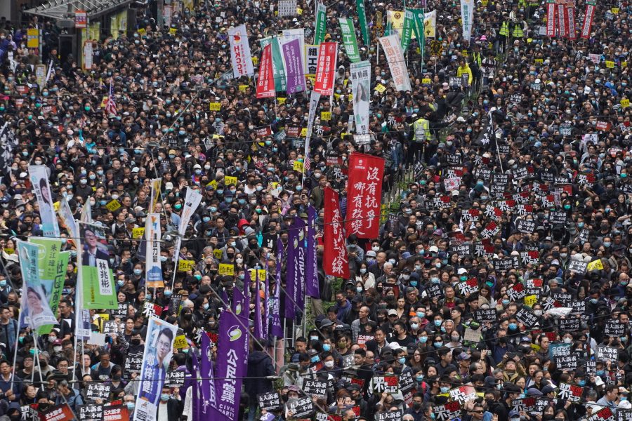 I Hongkong har polisen utvecklat en hänsynslös och urskillningslös taktik för att stävja fredliga demonstrationer, bland annat har tortyr förekommit i häkten, enligt Amnestys rapport.