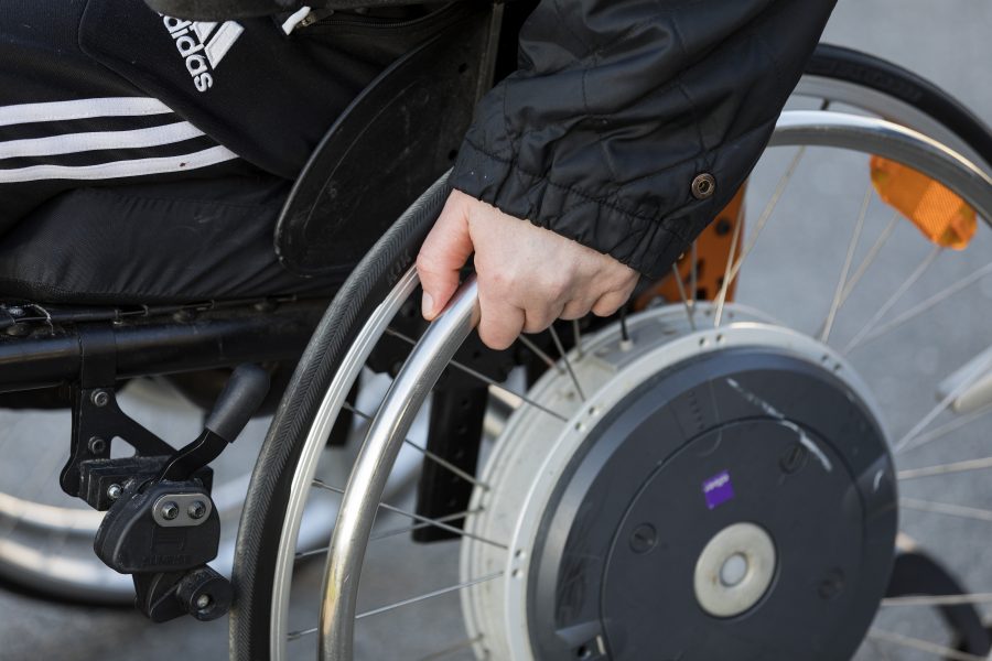 Enligt de nya föreskrifterna ska arbetsplatserna redan från början ha tillräckliga ytor för att funktionsnedsatta till exempel ska kunna ta sig fram med en rullstol.