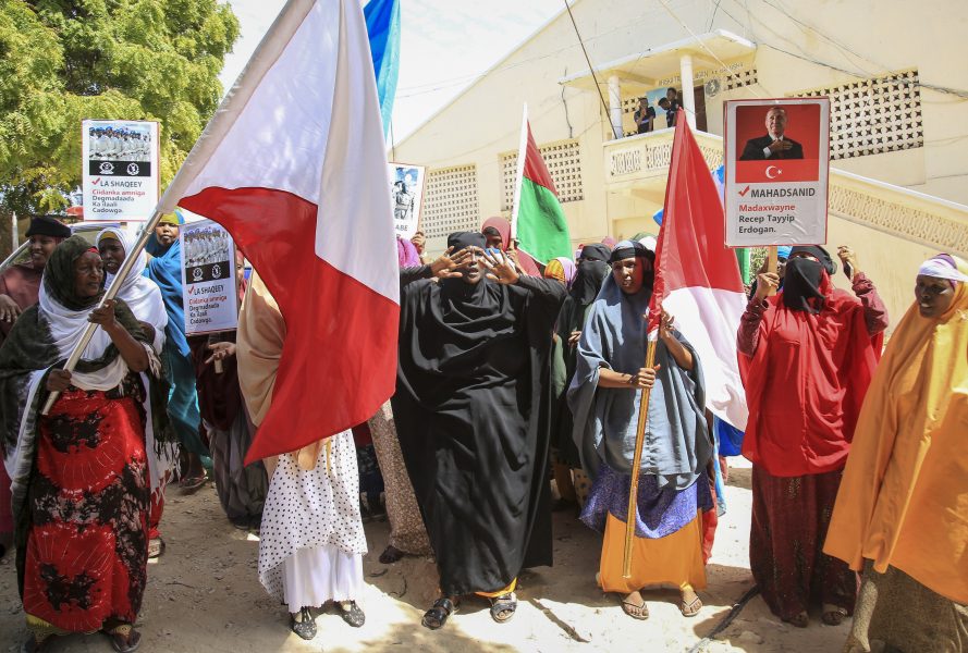 En grupp kvinnor genomför en protestmarsch till minne av de dödade i lördagens terrorattack i Mogadishu.