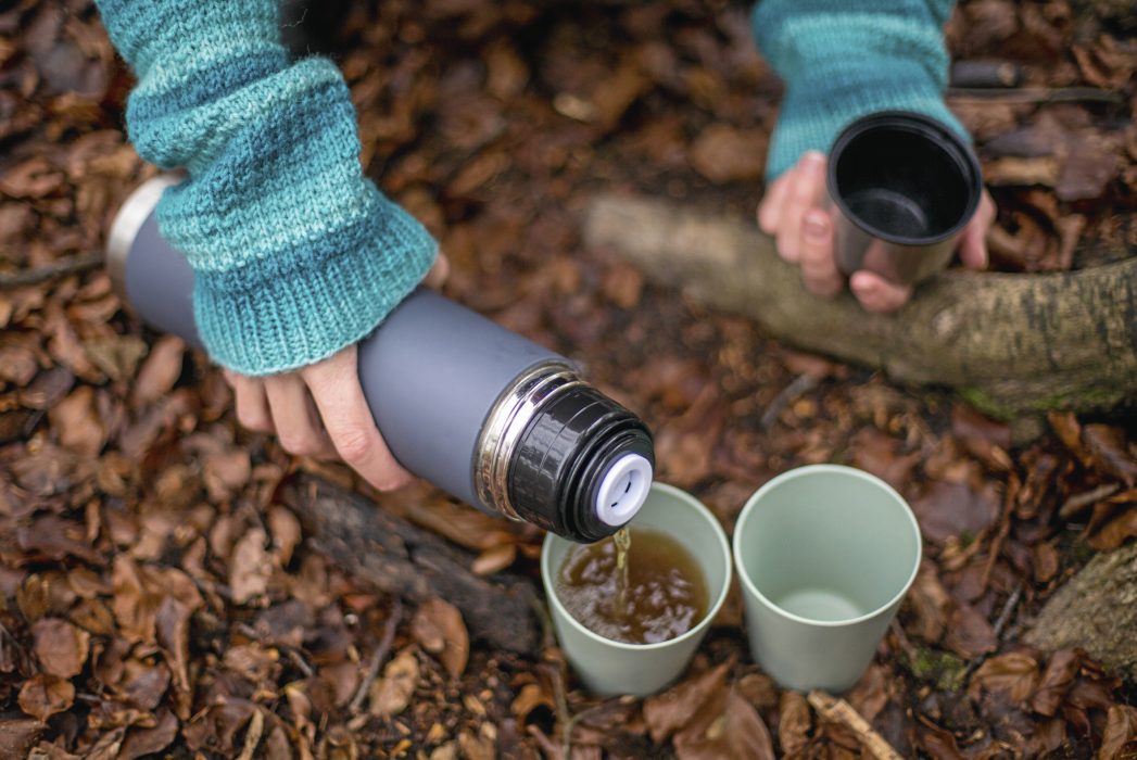 20191117
Kvinna hÂller i en mugg med varmt te under utflykt i skogen p hˆsten. Lund, SkÂne.
Foto: Fotograferna Holmberg / TT / kod 96 En av de mest effektiva saker vi kan göra för att vi ska vistas mer i naturen och förstå den bättre är att tillgängligöra naturen, säger Rebecka Le Moine