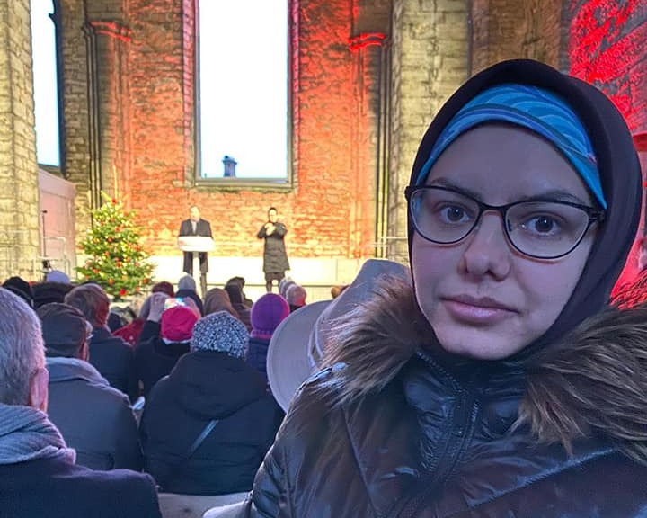 Maryam Hosseini lyssnar till Stefan Löfven i Visby, nu har hon och hennes familj flytt till Tyskland.