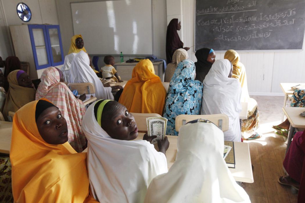 In this photo taken Monday, Dec. 7, 2015, children displaced by Boko Haram during an attack on their villages receive lectures in a camp in Maiduguri, Nigeria. Attacks by Islamic extremist group Boko Haram in northeastern Nigeria and neighboring countries have forced more than 1 million children out of school, heightening the risk they will be abused, abducted or recruited by armed groups, the United Nations children's agency said Tuesday, Dec. 22, 2015. (AP Photo/ Sunday Alamba) Få skolor i Nigeria är anpassade för elever med funktionsvariationer