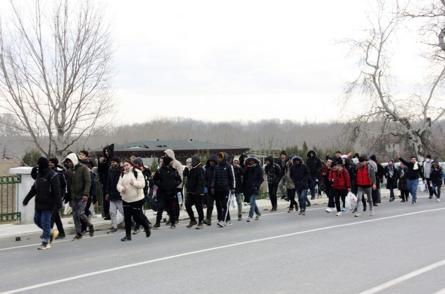Migranter vandrar mot den grekiska gränsen i hopp om att beskedet om öppna gränser ska visa sig stämma.