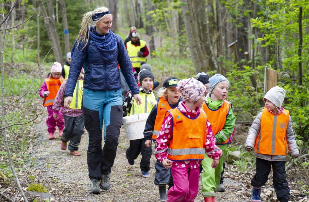 Jenny Carlsson fick tillsammans med föreningen Emåns ekomuseum pris för sitt arbetet med naturskolan som hon drev fram till hösten 2019