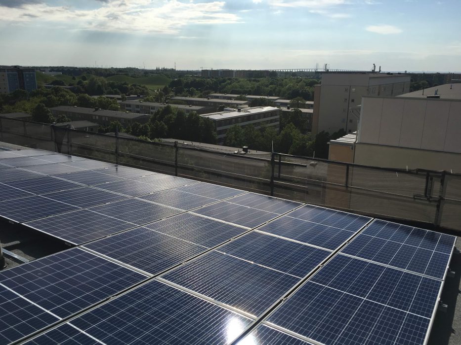 20190717
Bilden visar ett flerfamiljshus i Malmö med solceller på taket. Bostadsrättsföreningen Malmöhus 24 satsar på solceller.
Foto: Ernad Habibovic / TT / kod
***BILDEN FÅR ENBART PUBLICERAS I SAMBAND MED TT:S NYHETSTEXT OM PERSONEN*** Stort hopp knyts till solceller för framtidens elproduktion