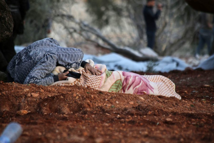En man sörjer sin mamma som dog i en flygräd mot deras hem i Sarmin i Idlib i norra Syrien i början av februari.