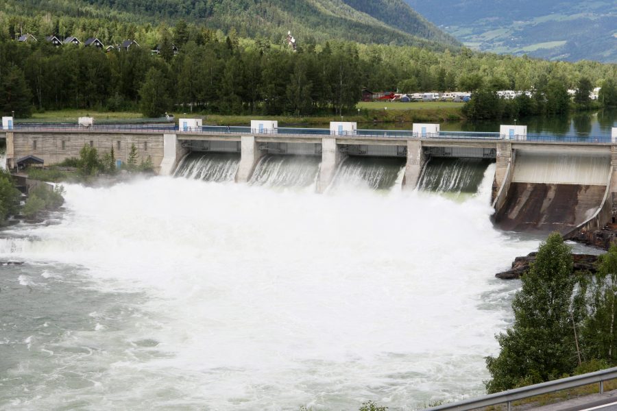Vattenkraften är en viktig energikälla i både Sverige och Norge, men till skillnad från Sverige går fastighetsskatten för vattenkraftverk i Norge direkt till kommunerna och inte till staten.