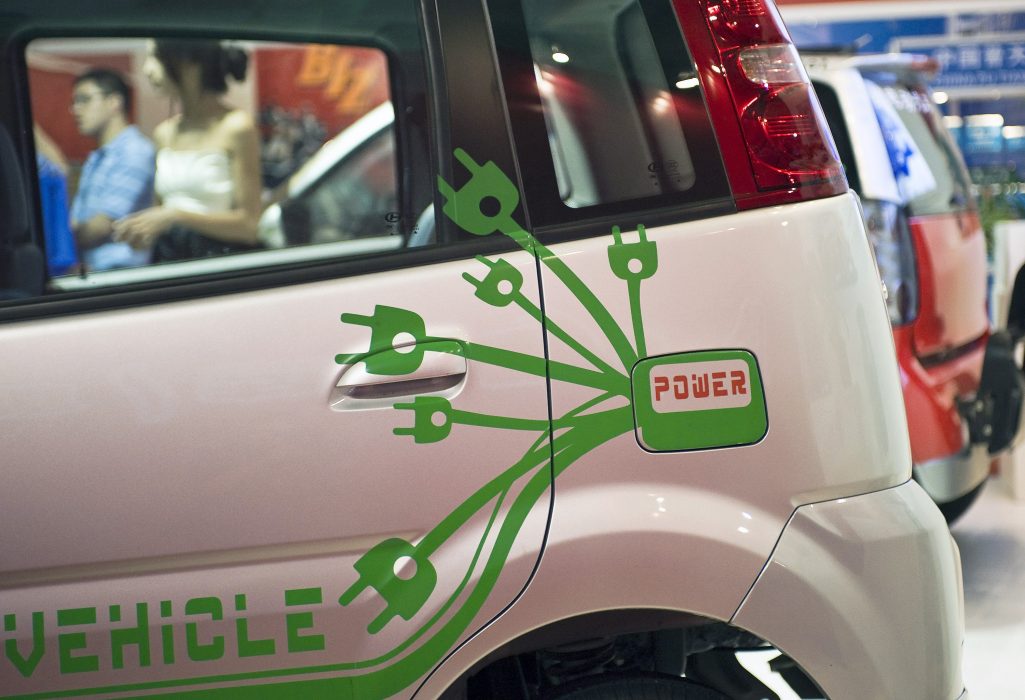 TT-helg-bilel
Medan tillverkare frÂn amerikanska Tesla till japanska Nissan tampas om vem som ska dominera n‰sta generation elbilar har en annan strid bara bˆrjat - om vilka fˆretag som ska f styra den lukrativa marknaden fˆr br‰nsle till bilarna.
An electric powered car is seen on display at the Electric Car and Clean Energy Saving Auto Show in Beijing, China, Tuesday, July 14, 2009. A variety of Chinese auto manufacturers and battery makers from across the country showcased their latest clean energy models at Tuesday's exhibition, as the Chinese government vowed to take the lead in the electric auto industry. (AP Photo/Andy Wong) Elbilar förespråkas ofta som en av lösningarna på klimatförändringarna