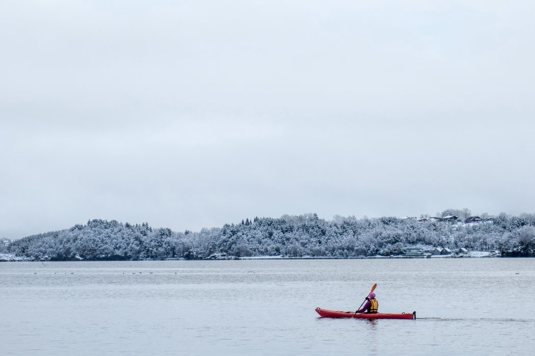 ≈lesund 20171225.
En kajakkpadler p vei inn ≈senfjorden ved Hatlane i ≈lesund. Nedb¯r som slo over fra regn til sn¯ natt til f¯rste juledag, s¯rget for bÂde hvit og vÂt jul i distriktet.
Foto: Paul Kleiven / NTB scanpix / TT / kod 20520 Det viktigaste deltagarna kan ta med sig efter en av deras turer är enligt Marcus Eldh att de fortsätter att utforska naturen på egen hand och inspirerar andra att komma ut