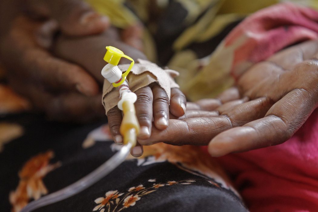 The hand of a sick child is held by it's mother at a local clinic in the town of Liboi, Kenya, Wednesday, July 27, 2011. UNICEF says it is trying to vaccinate more than 300,000 children in Kenya in an emergency program designed to prevent an outbreak of disease as refugees stream into northern Kenya from famine-hit Somalia. (AP Photo/Schalk van Zuydam) En av de avgörande orsakerna till barnadödlighet i låginkomstländer är bristande tillgång på bra sjukvård som människor har råd med