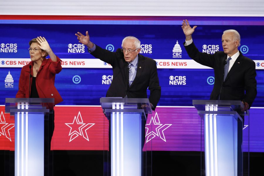De demokratiska presidentaspiranterna Elizabeth Warren, Bernie Sanders och Joe Biden vid en debatt i Charleston i South Carolina nyligen.