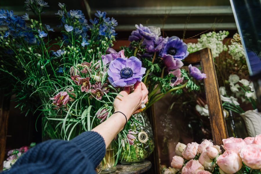 Örebro hjälper små företagare i Coronakrisens spår, till exempel inom blomsterhandeln, med två gratis månadshyror.