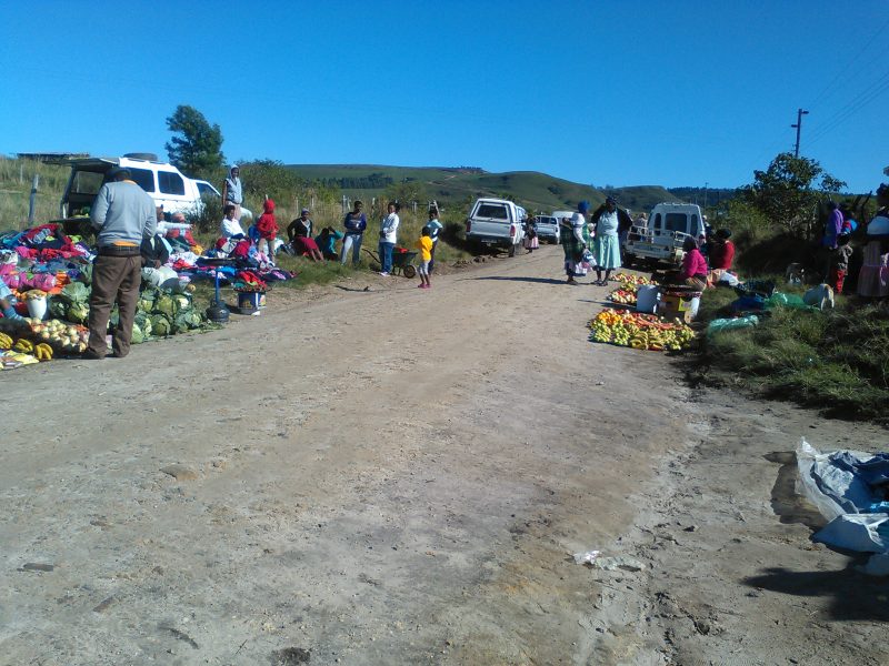 Marknadsplats i byn Cutwini, Sydafrika.
