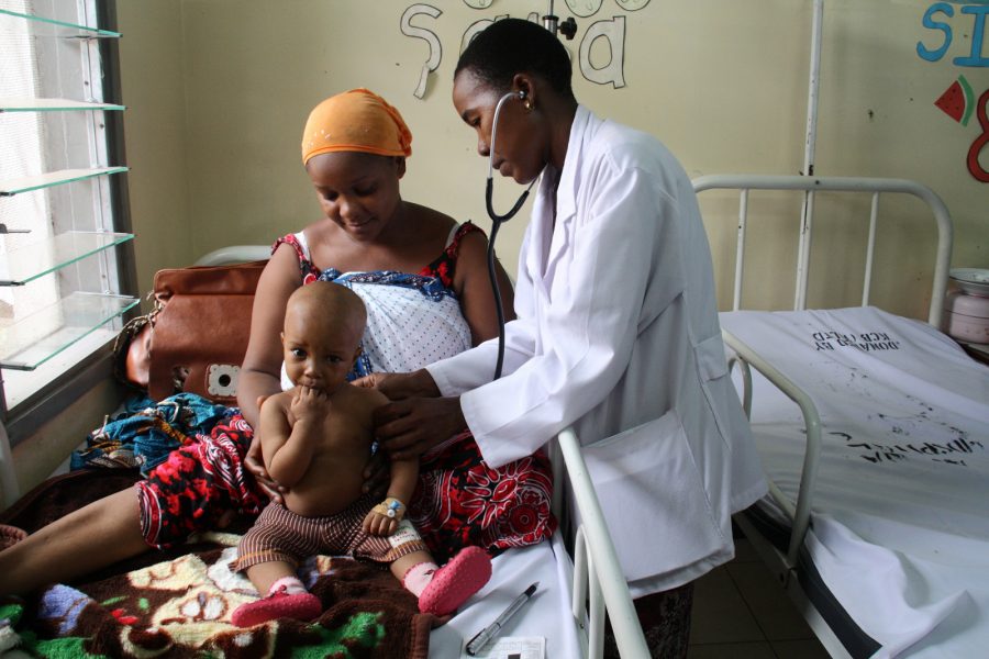En åtta månader gammal pojke blir undersökt av en läkare i Dar es Salaam i Tanzania.